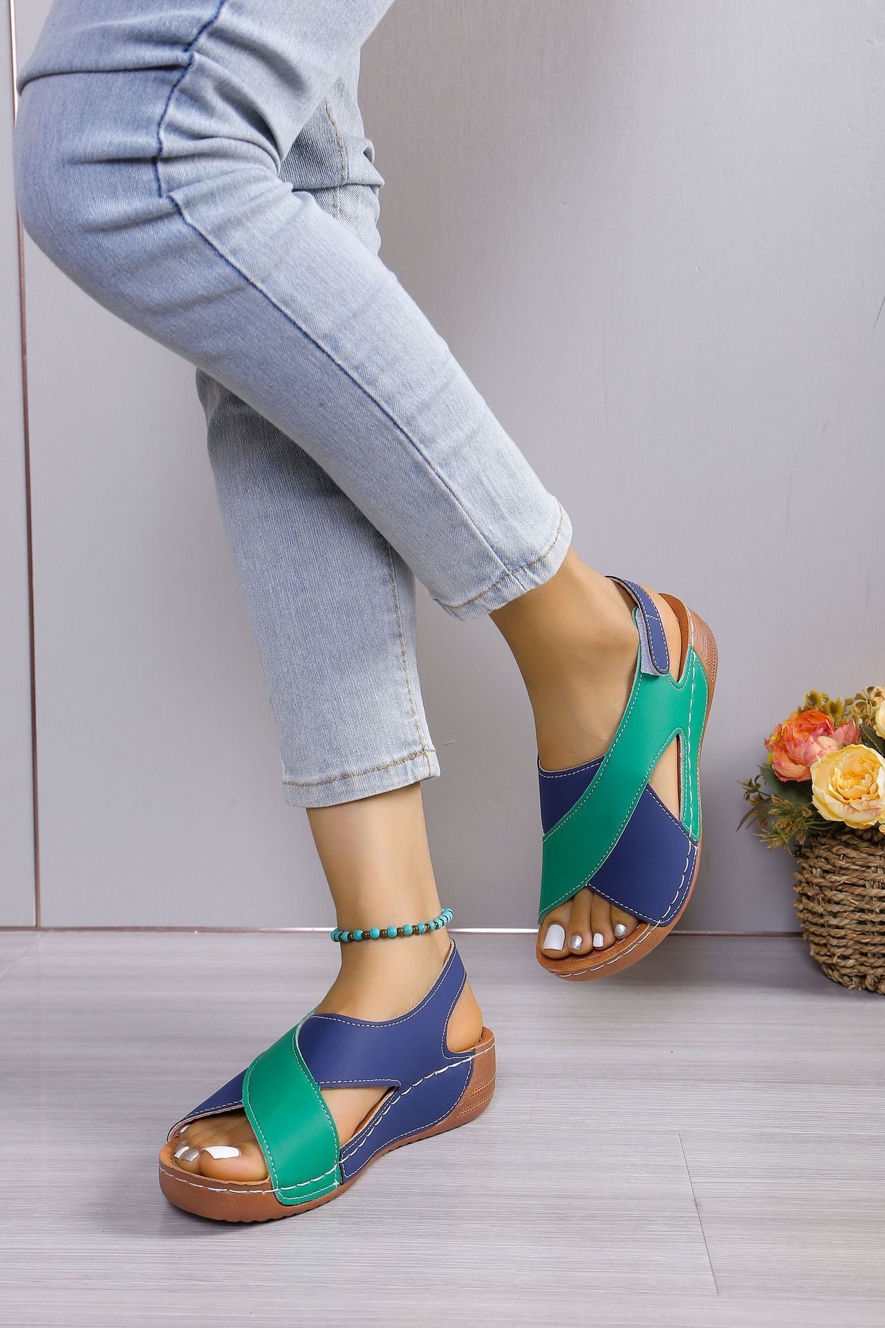 Damen modische Sandalen mit verstellbarem Riemen und anatomischem Fußbett Shopnory