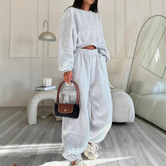 Damen komfortables Cropped-Sweatset mit oversized Pullover und High-Waist Cargo-Jogger Shop Nory