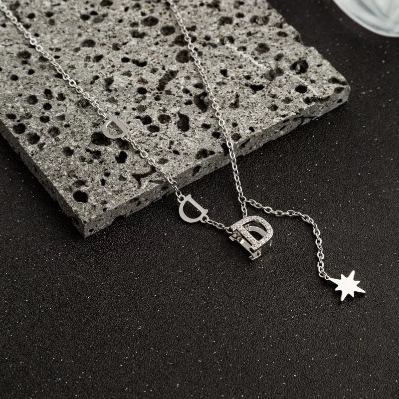 Damen Halskette mit funkelndem "D"-Anhänger und zarten Sternmotiv Shop Nory