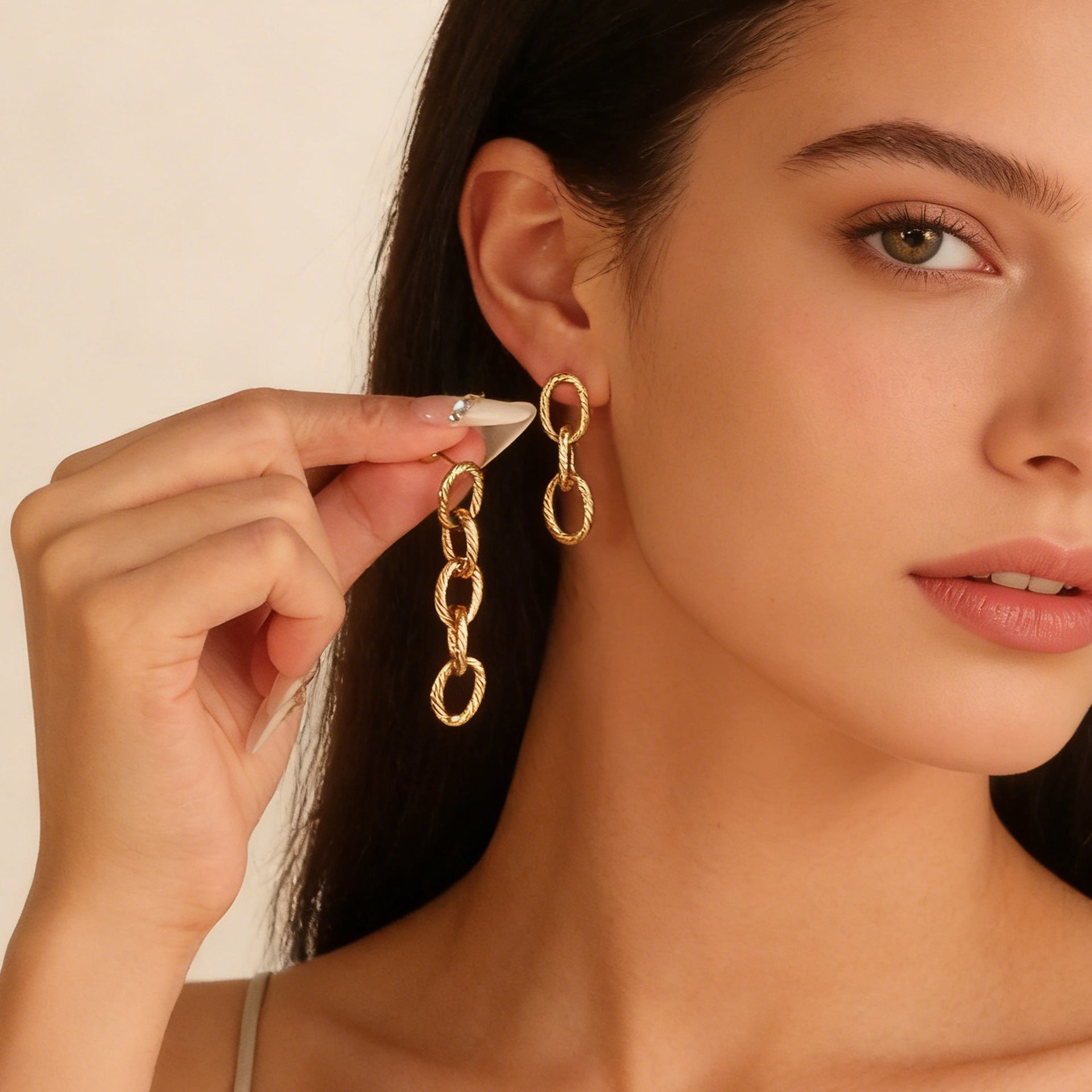 Damen Hängende Ohrringe mit eleganter Kettengestaltung und verzierter Oberfläche Shop Nory