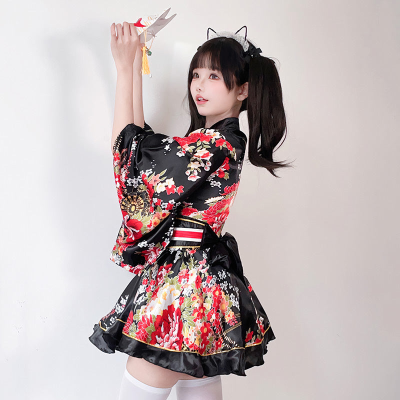 Damen Kimono Kleid mit einem verspielten Schnitt und floralen Akzenten Shop Nory