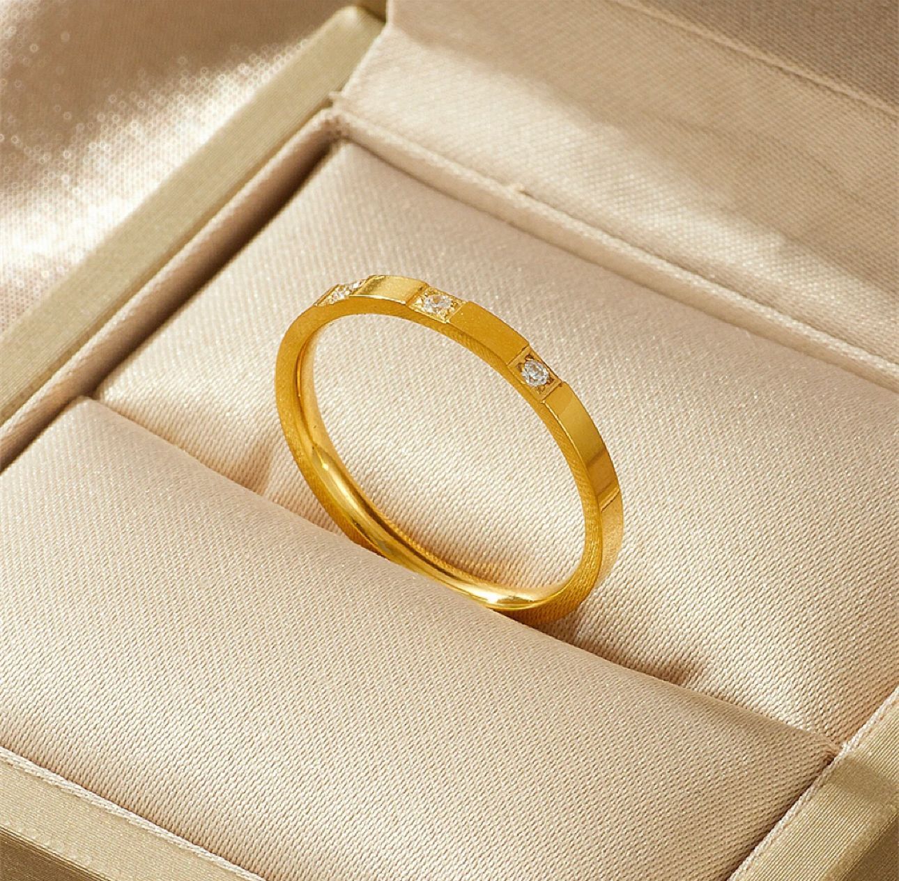 Damen Gold Strukturierter Bandring mit Funkelnden Akzenten Shop Nory