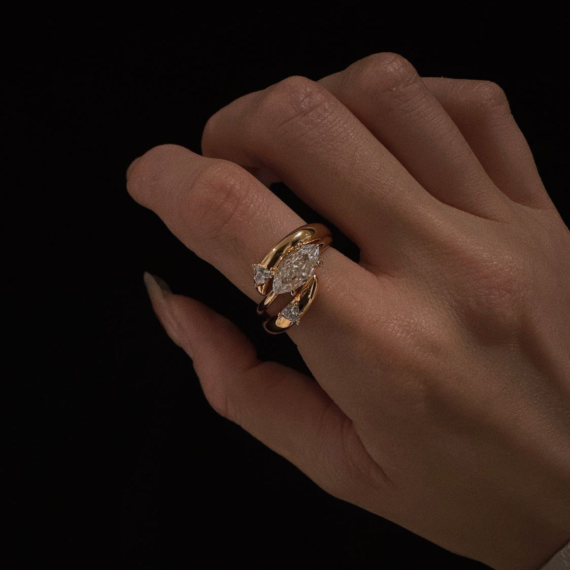 Damen Zierlicher Ring mit ovalem, funkelndem Edelstein und filigraner Goldfassung Shop Nory
