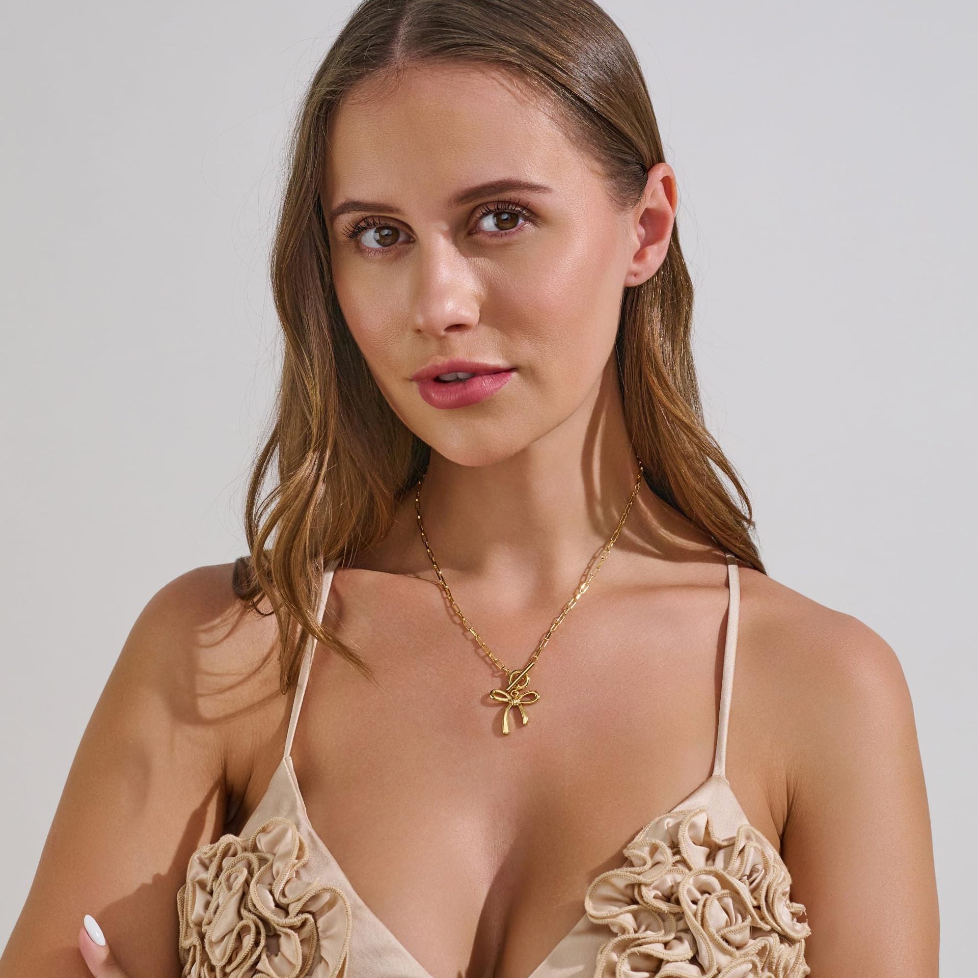Damen Halskette mit elegantem Schleifenanhänger und robustem Kettendesign Shop Nory