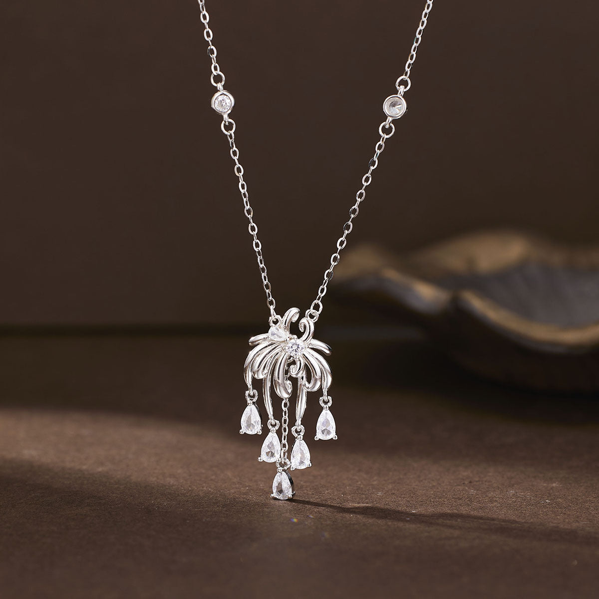 Damen elegante Kristallanhänger-Halskette mit kunstvollem Design Shop Nory