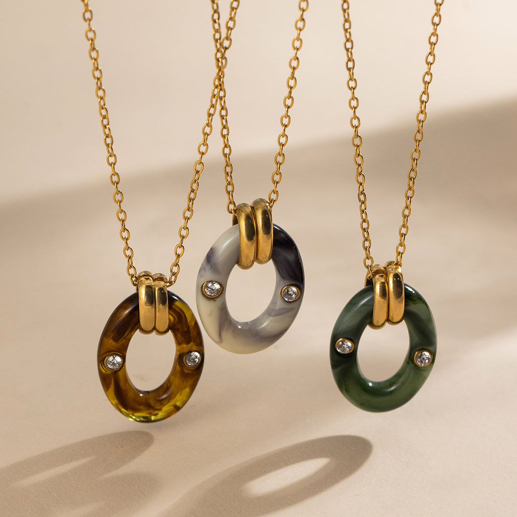 Damen Halskette mit rundem jadeähnlichem Anhänger und funkelnden Zirkonia Shop Nory