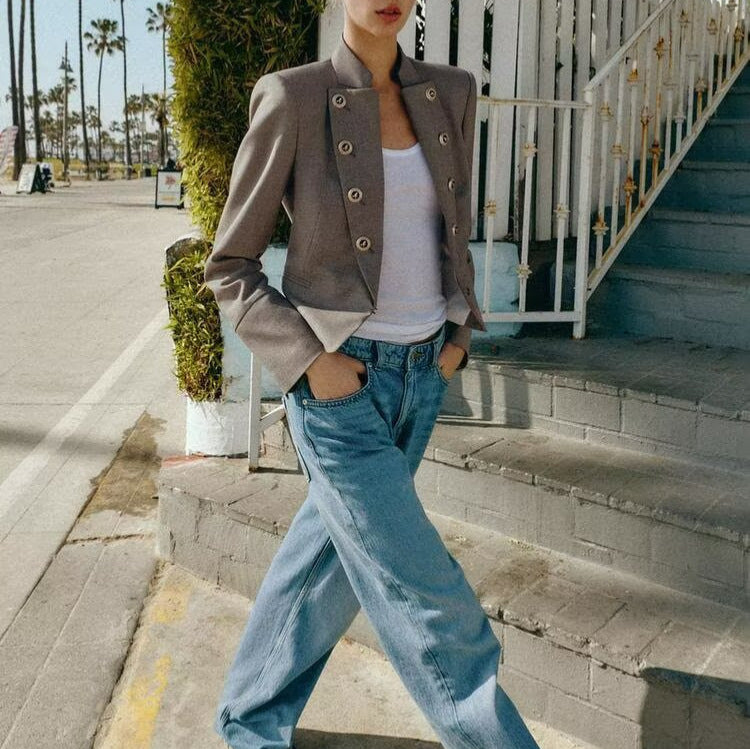 Damen Taillierter Cropped-Blazer mit Stehkragen und dekorativer Zierknopfleiste Shop Nory