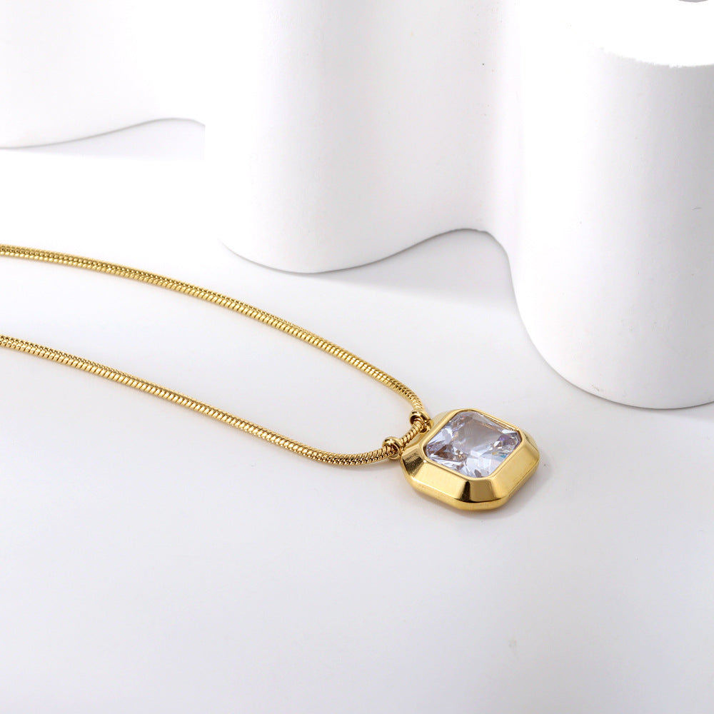 Damen Halskette mit funkelndem rechteckigem Anhänger aus goldplattiertem Edelstahl Shop Nory