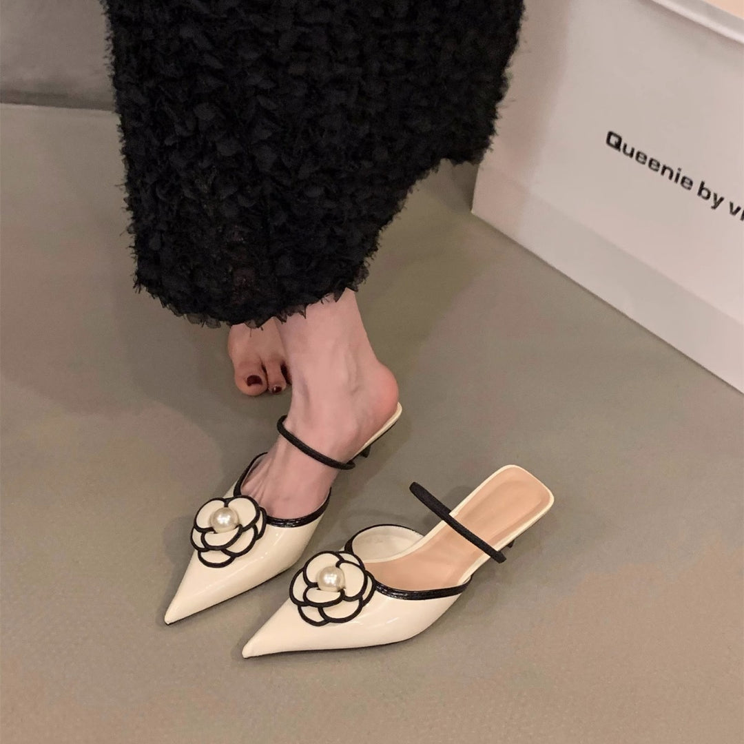 Damen spitz zulaufende Satin‑Mules mit zartem Knöchelriemen und Perlen‑Blütenapplikation Shop Nory