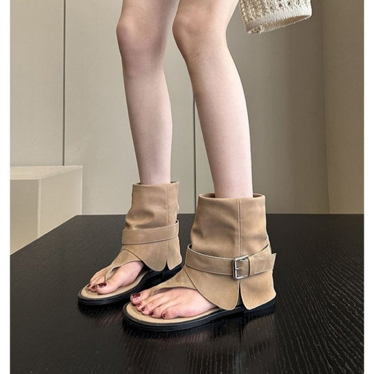 Damen Knöchelhohe Wildleder‑Sandale mit Zehensteg, Umschlagmanschette und Schnallenriemen Shop Nory