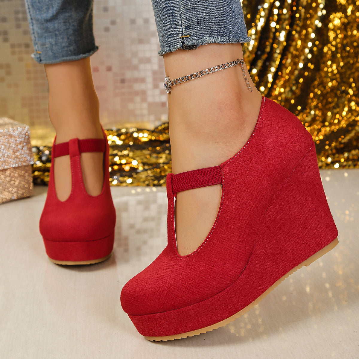 Damen Wedge-Pumps mit zierlichem Riemen und glänzendem Akzent Shopnory