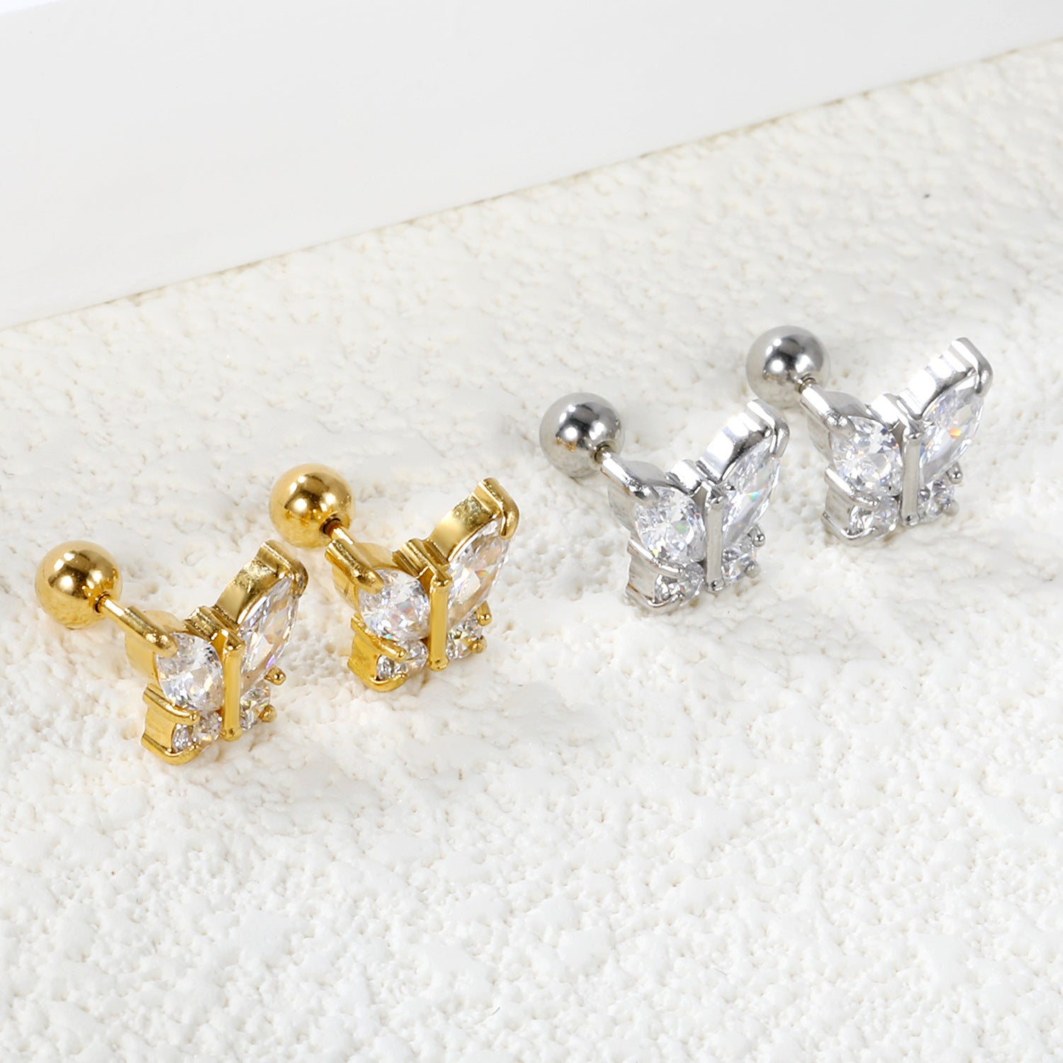 Damen Ohrstecker mit funkelndem Herzdesign und eleganter Goldbeschichtung Shop Nory