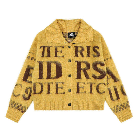 Damen Oversize Mohair-Strickjacke mit Knopfleiste, großem Reverskragen und typografischem Allover-Print Shop Nory