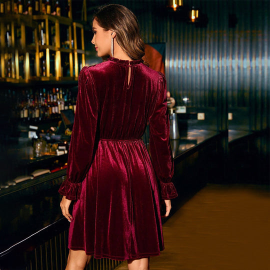 Damen samtiges knielanges Kleid mit Stehkragen, geraffter Taille und praktischen Eingrifftaschen Shop Nory