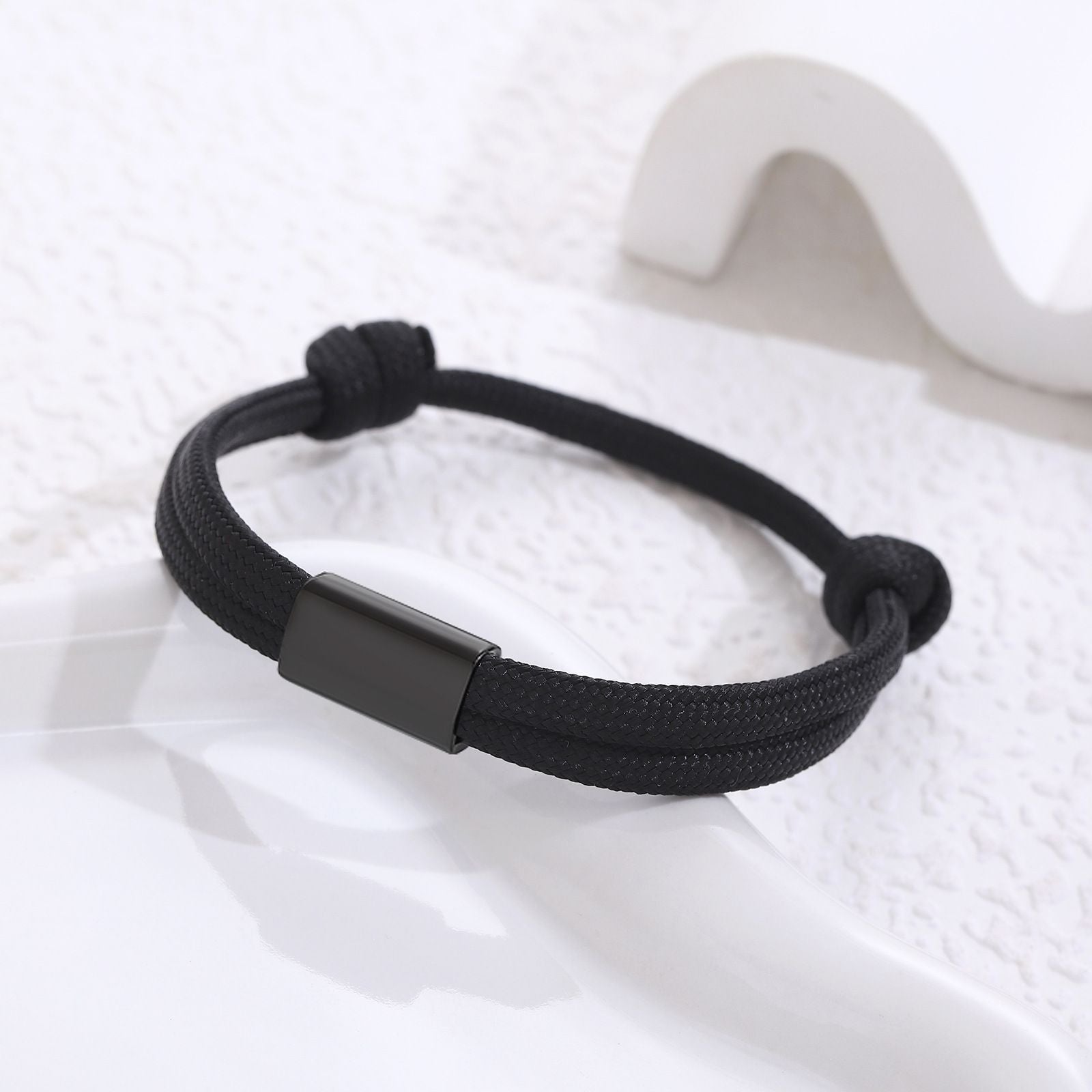Damen geflochtenes Armband aus robustem Material mit goldener Akzentverschlus Shop Nory