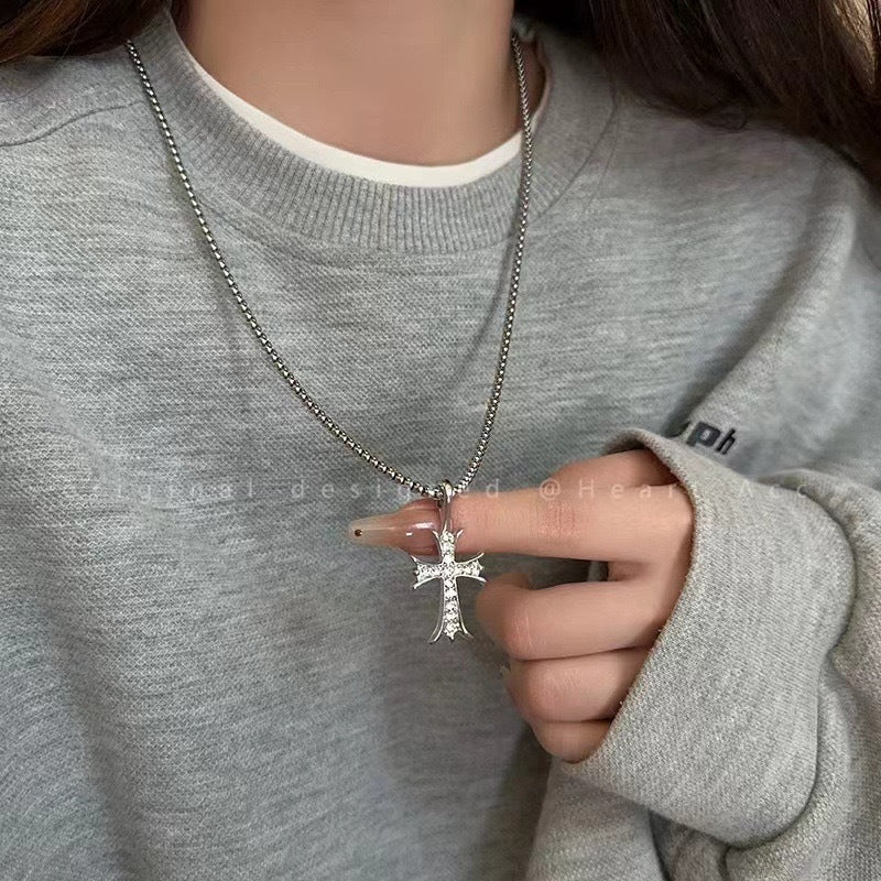 Damen Halskette mit filigranem Kreuzanhänger und funkelnden Zirkonia Shop Nory