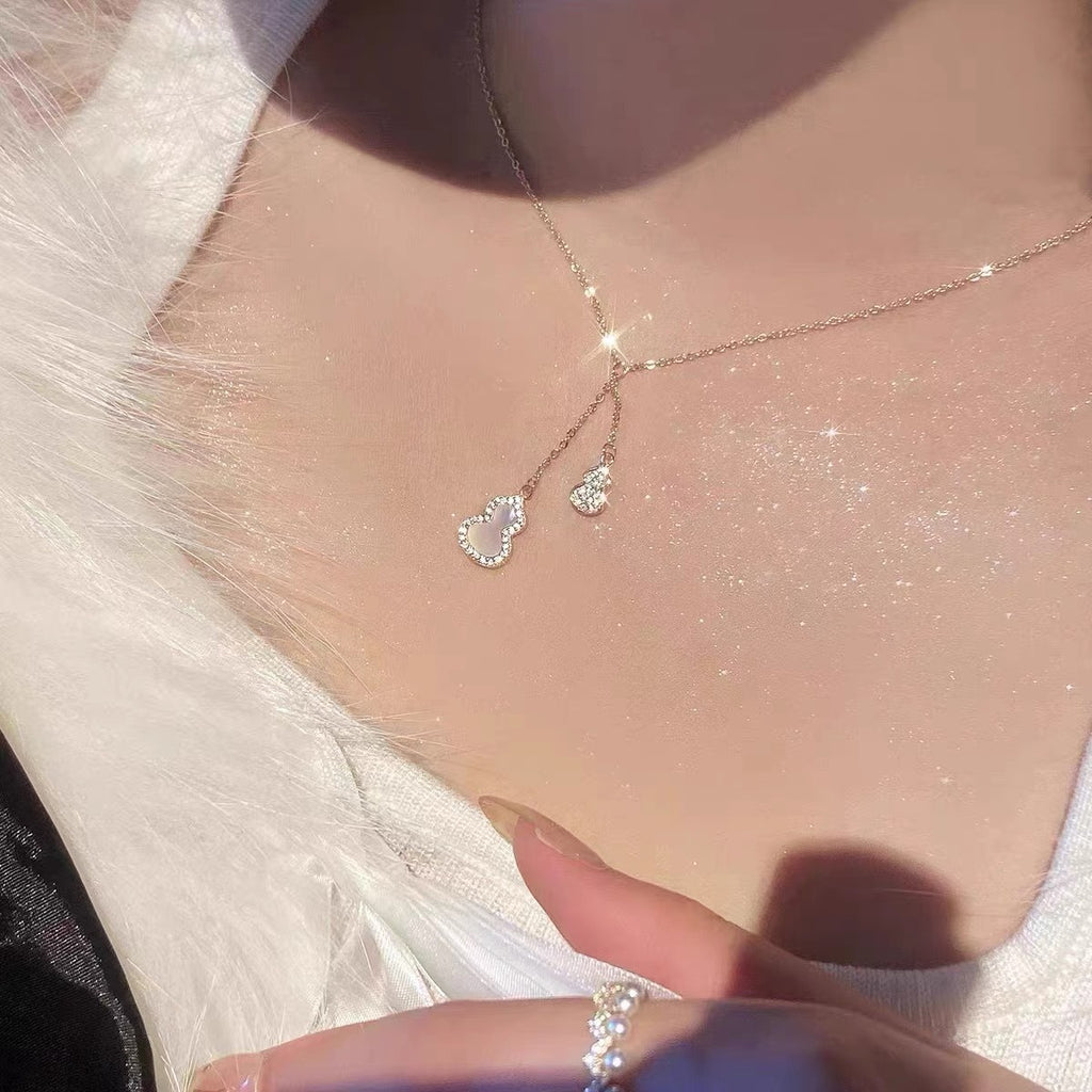 Damen Halskette mit verspieltem Design und funkelnden Akzenten Shop Nory