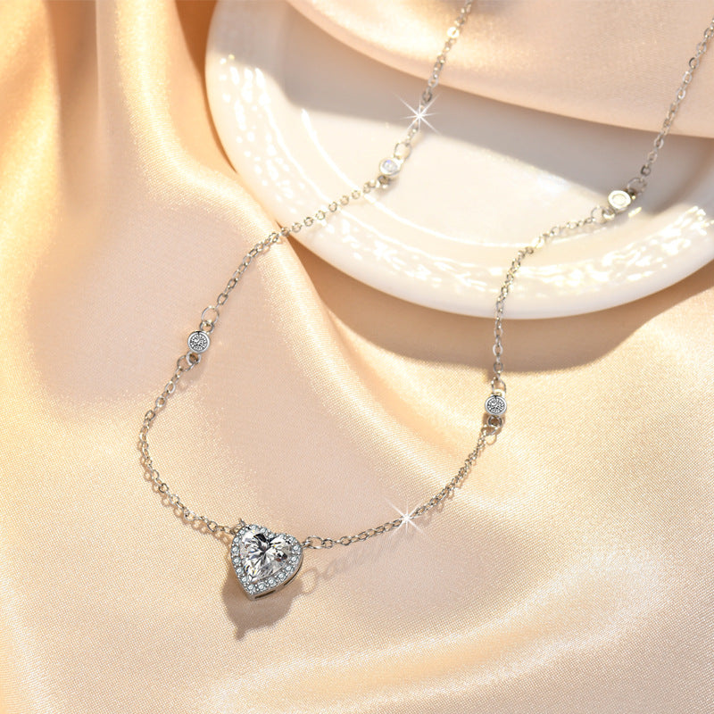 Damen Herzanhänger-Halskette mit funkelnden Zirkonia und eleganter Silberkette Shop Nory