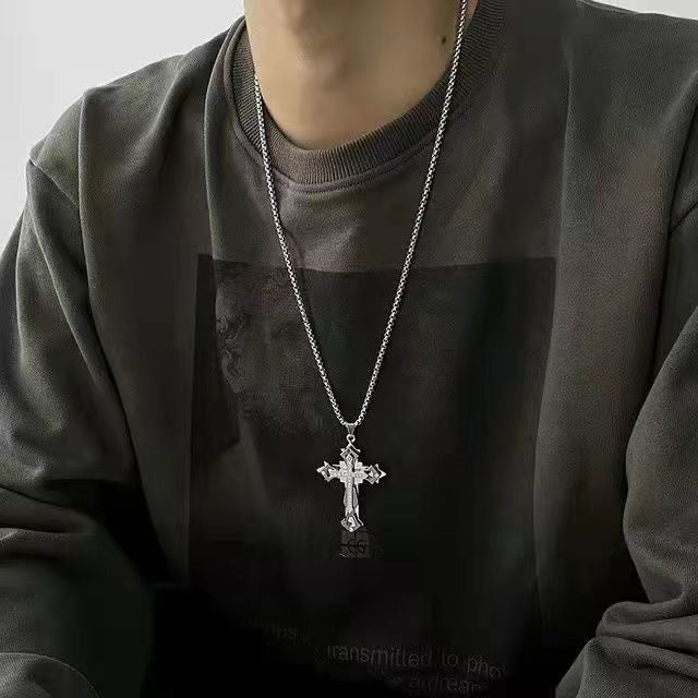 Damen Halskette mit verziertem Kreuzanhänger und funkelnden Zirkonia Shop Nory