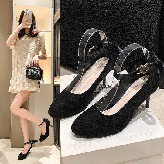 Damen Samt‑Optik Pumps mit Satin‑Knöchelriemen, Herzschließe und schlankem Stiletto Shop Nory