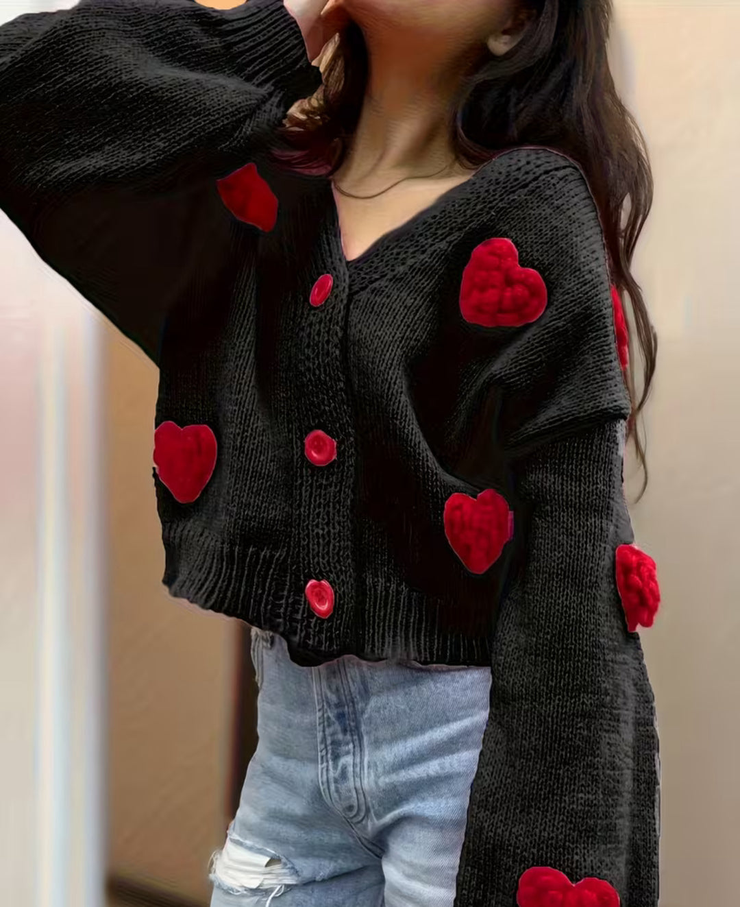 Damen Kurzgeschnittener V-Ausschnitt-Cardigan mit geprägten Herz-Applikationen und Schmuckknöpfen Shop Nory