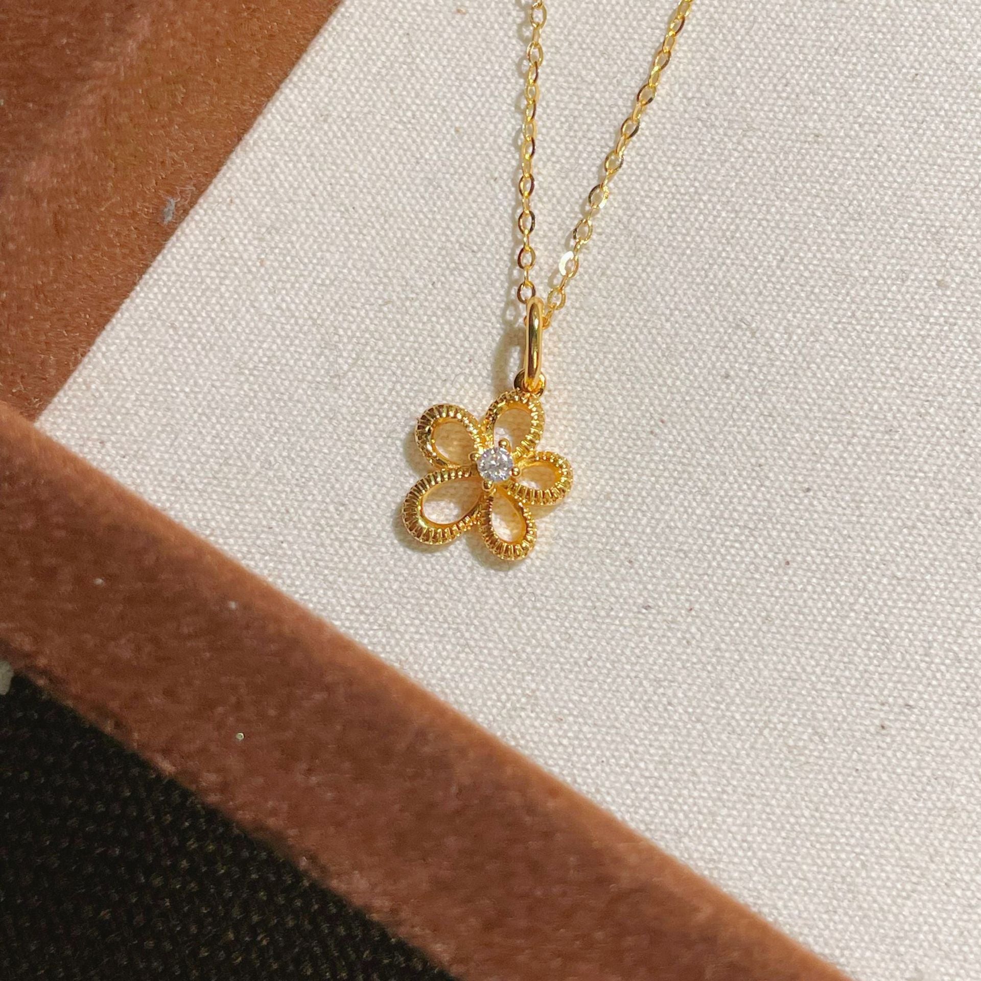Damen zarte Halskette mit floralem Anhänger und funkelnden Kristallakzenten Shop Nory