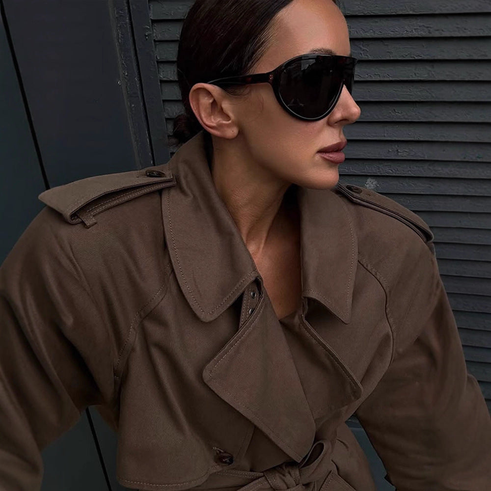 Damen Maxilanger Trenchcoat mit betonter Schulterpartie, doppelter Knopfleiste und Bindegürtel Shop Nory