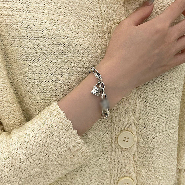 Damenarmband mit kunstvollem Anhänger und edlen Details Shop Nory