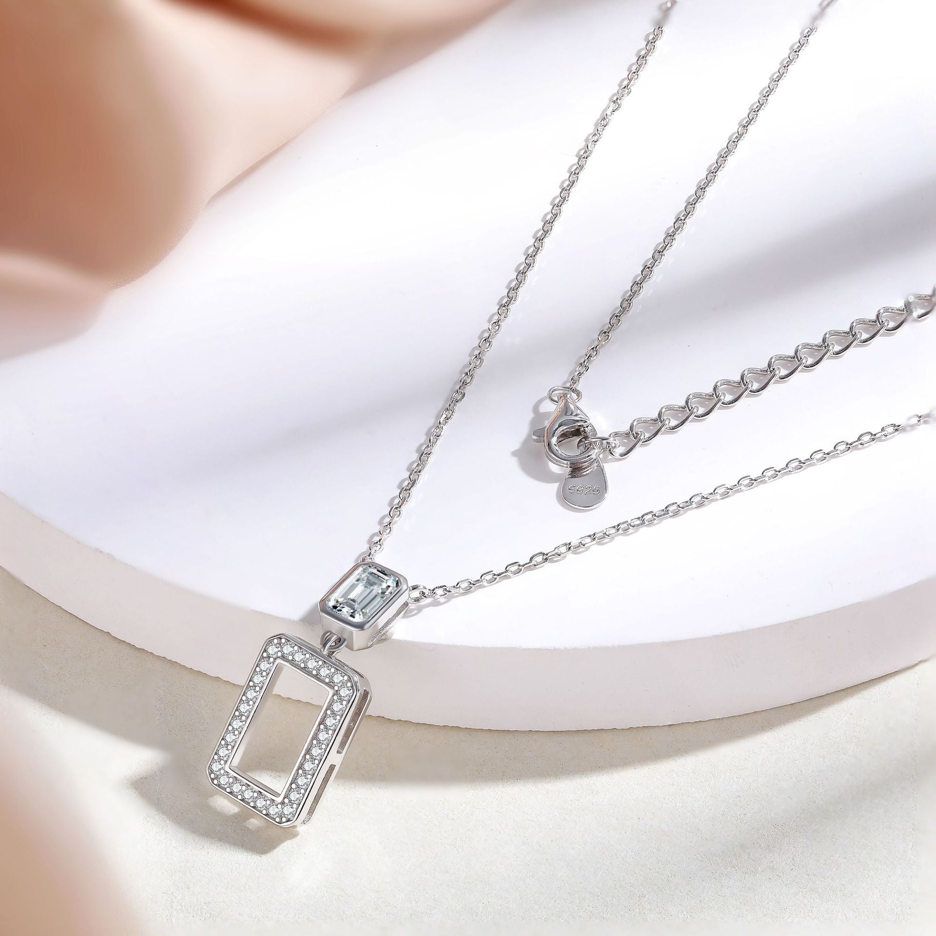 Damen Halskette mit elegantem rechteckigem Anhänger und funkelnden Zirkonia-Elementen Shop Nory