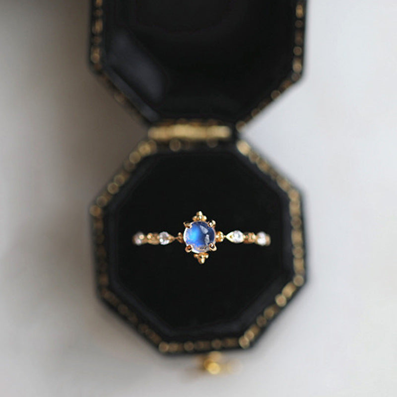 Damen eleganter Ring mit ovalem blauen Edelstein und funkelnden Zirkonia Shop Nory