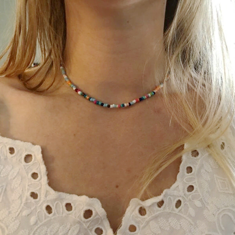 Damen zarte Halsschmuckkette mit bunten Perlen und goldenen Akzenten Shop Nory
