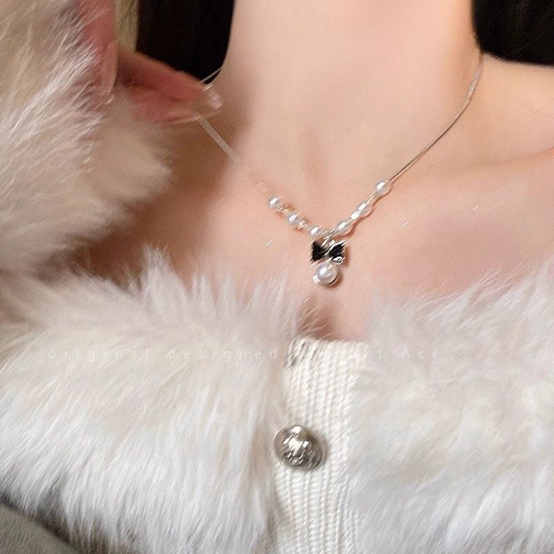 Damen Halskette mit verspieltem Schleifenanhänger und eleganten Perlen Shop Nory