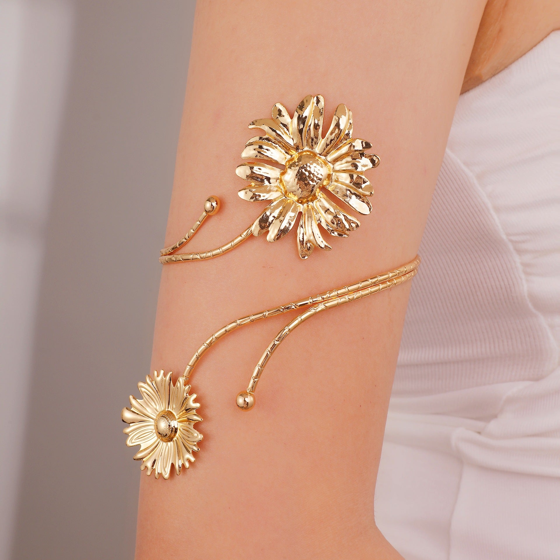 Damen Offener Armreif mit floralen Akzenten Shop Nory