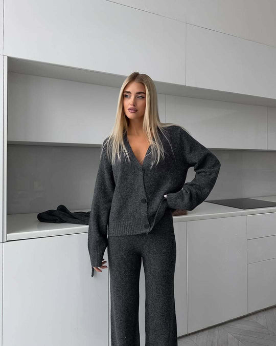 Damen kuscheliges Feinstrick-Cardigan-Set mit V-Ausschnitt und hochgeschnittener Schlaghose Shop Nory