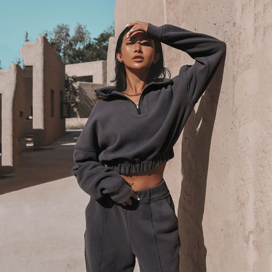 Damen kurzes Halbzip-Sweatshirt mit gerafftem Bund und hochgeschnittener Jogginghose Zweiteiler Shop Nory