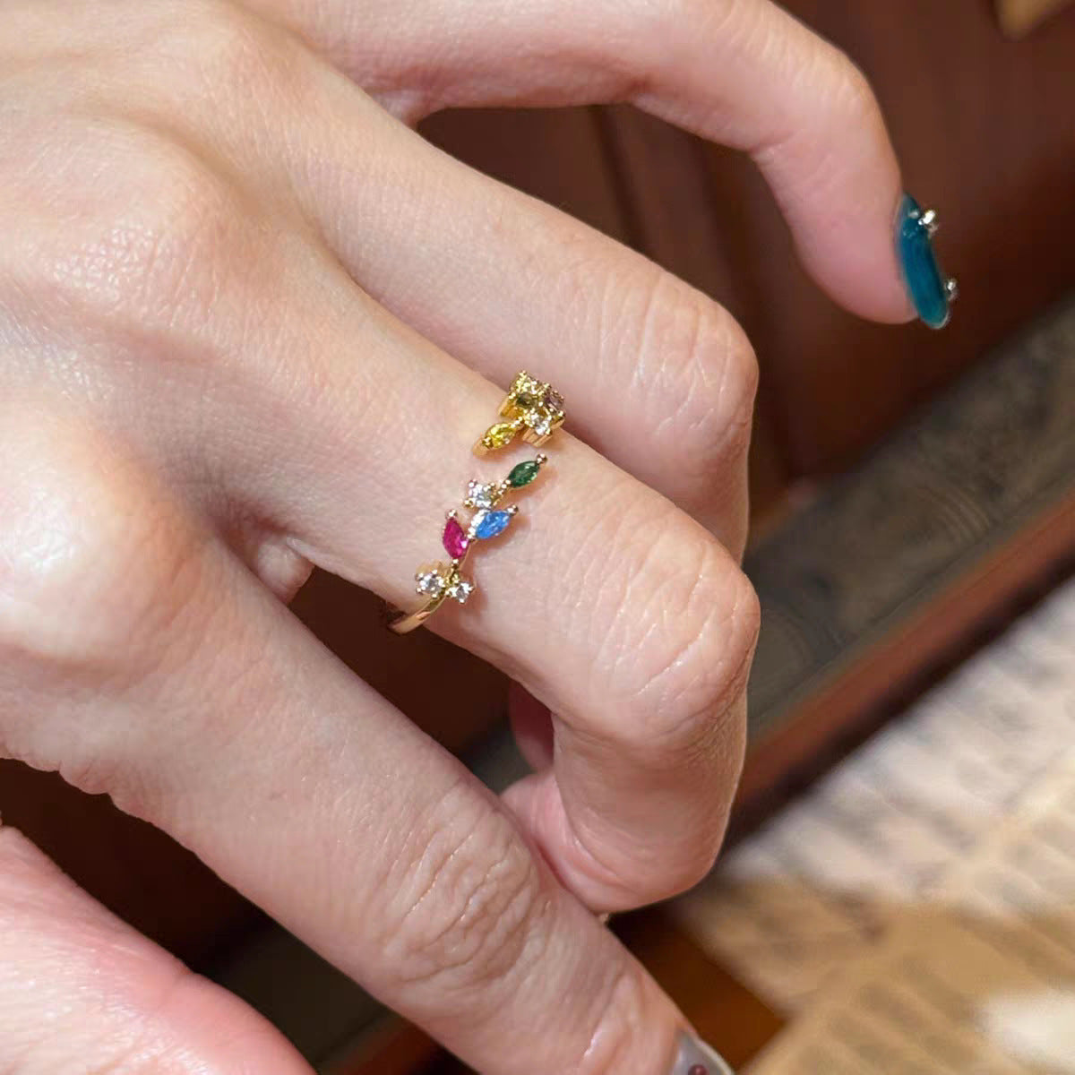 Damen zierlicher Ring mit bunten Zirkonia-Elementen und elegantem Design Shop Nory