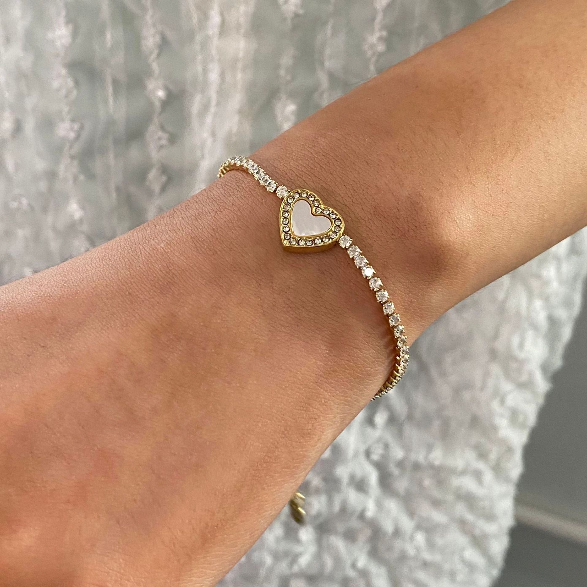 Damen Armband mit herzförmigem Anhänger und funkelnden Zirkonia Shop Nory