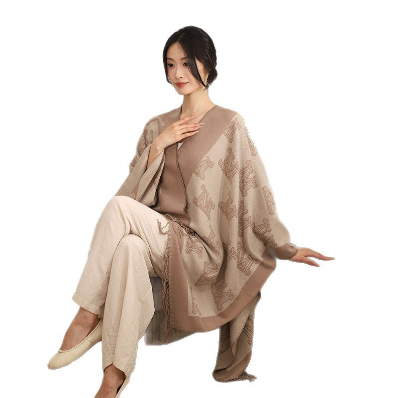 Damen Grobgewebter Poncho im Kimono-Schnitt mit Monogramm-Jacquard und Fransensaum Shop Nory