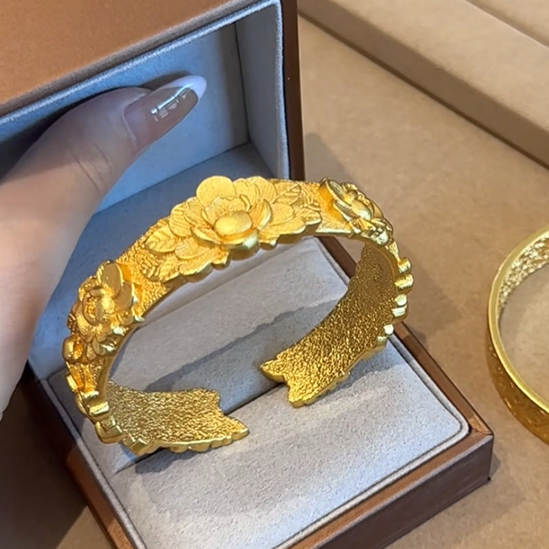 Damenarmband mit elegantem Blumenrelief und hochwertiger Verarbeitung Shop Nory