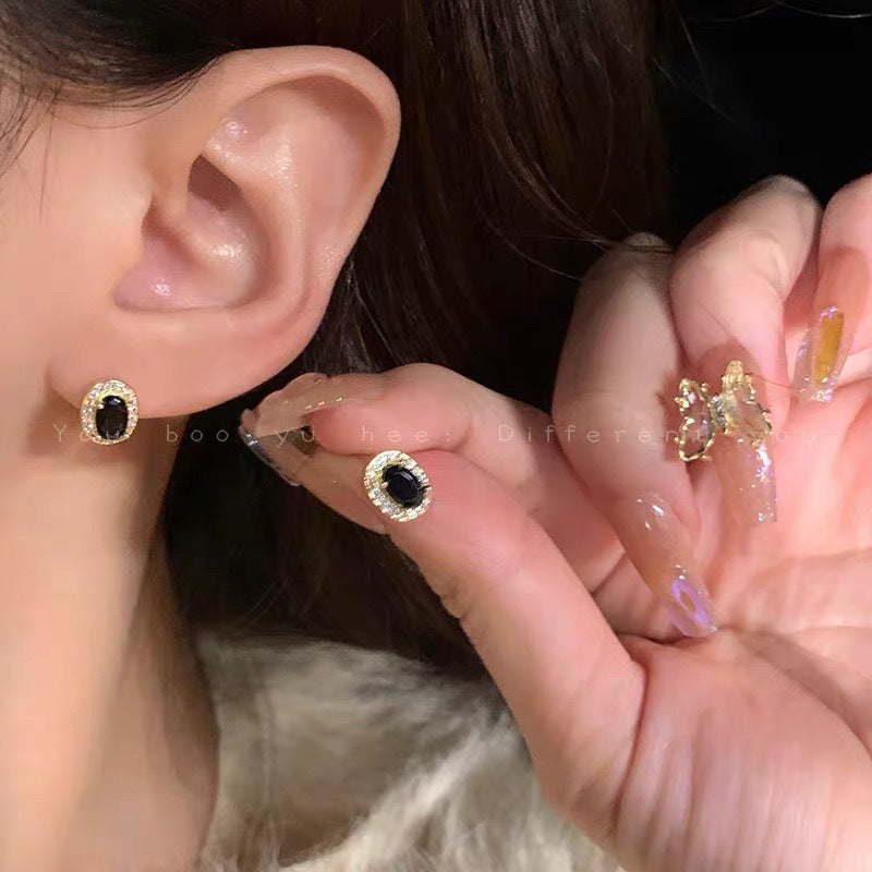 Damen Ohrstecker mit eleganten, ovalen Onyx-Details und korrespondierenden Zirkonia Akzenten Shop Nory