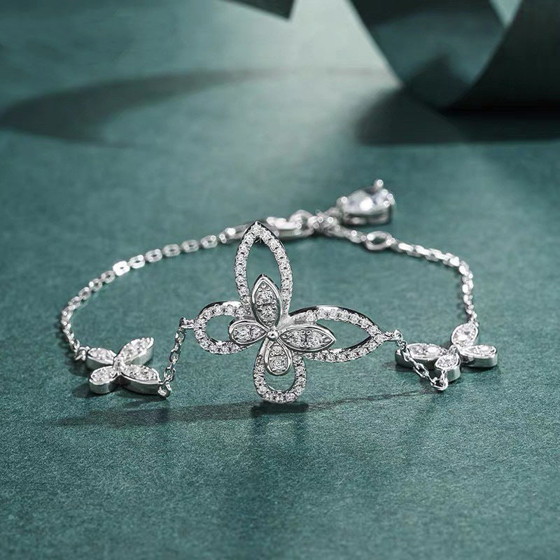 Damen elegantes Armband mit filigranem Schmetterlingsdesign und funkelnden Kristallen Shop Nory