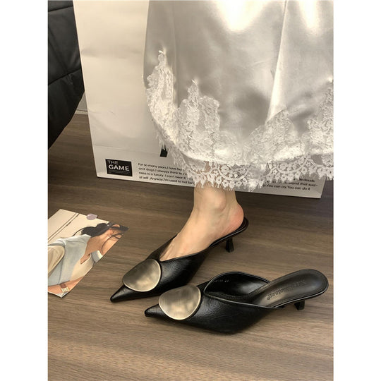 Damen Spitz zulaufende Kitten-Heel Mules mit Metallapplikation Shop Nory