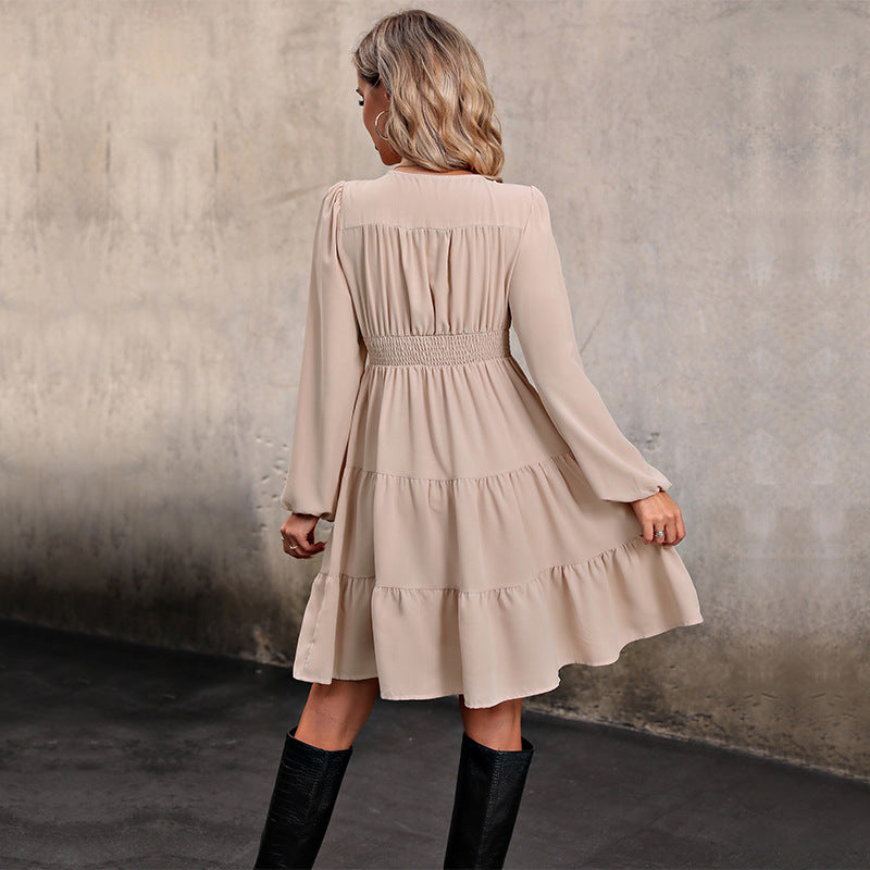 Damen Verspieltes Stufenkleid mit V‑Ausschnitt, durchgehender Knopfleiste und tailliertem Einsatz Shop Nory
