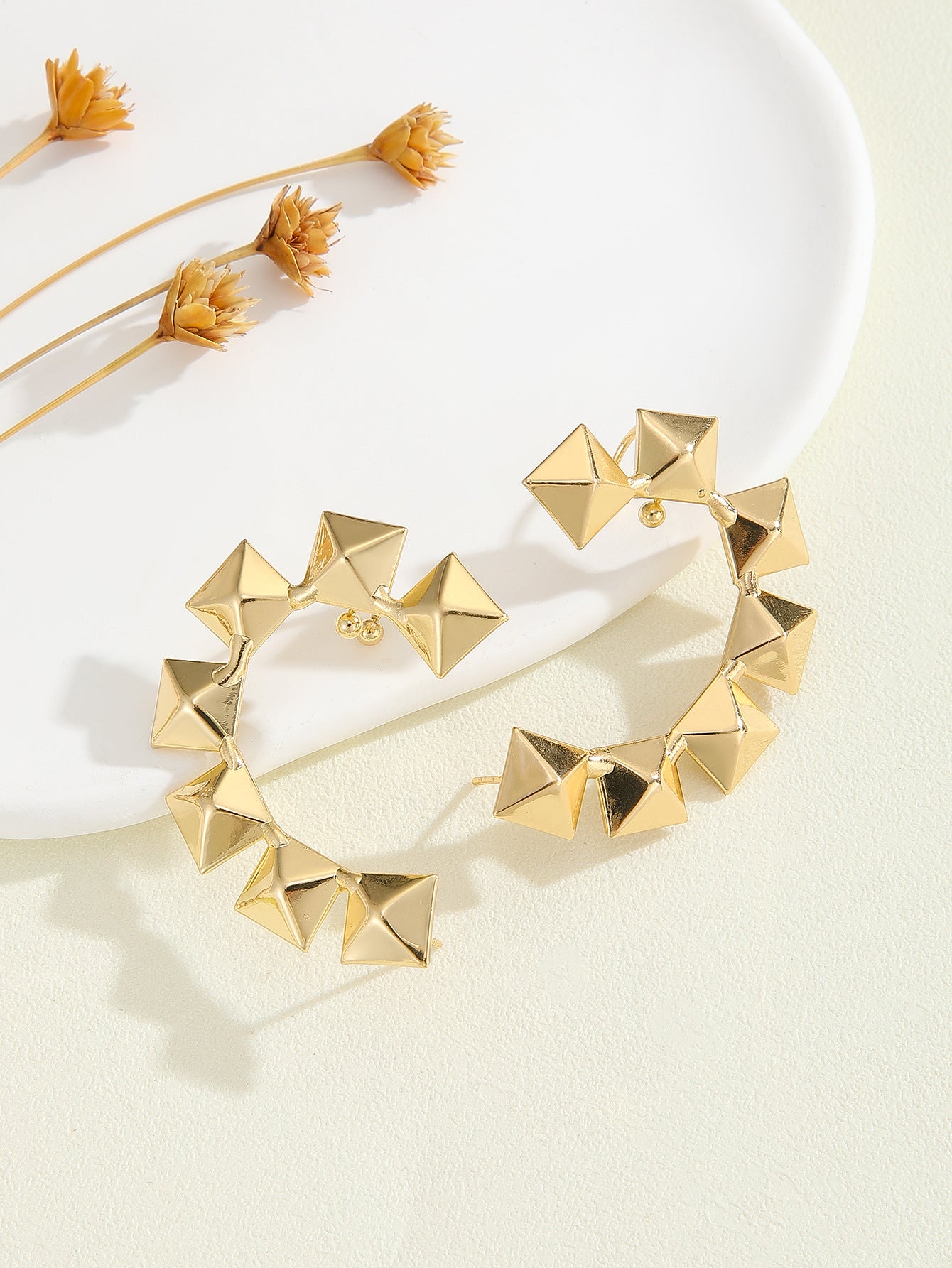 Damen Armband mit strukturierten, goldenen Kugeln Shop Nory