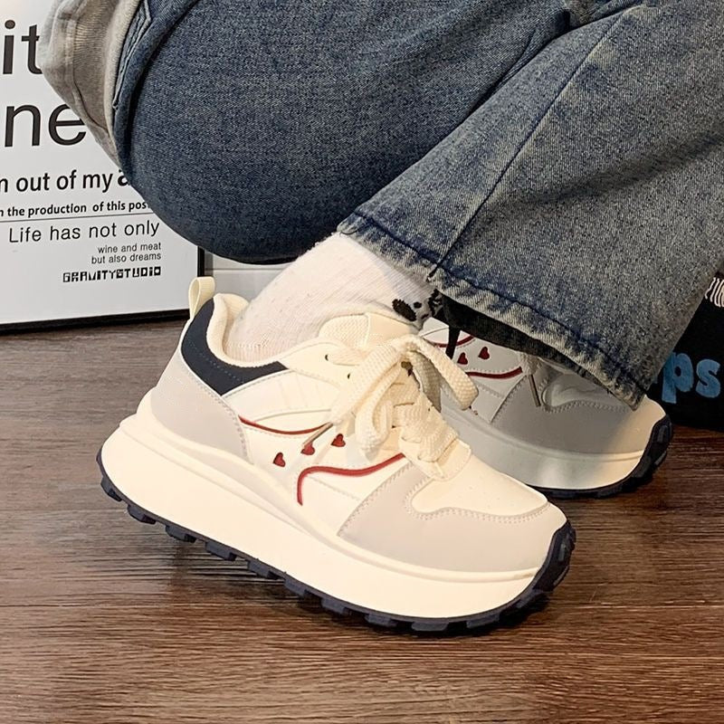 Damen Plateau‑Sneaker im Retro‑Trail‑Look mit Herz‑Ziernähten und grober Profilsohle Shop Nory