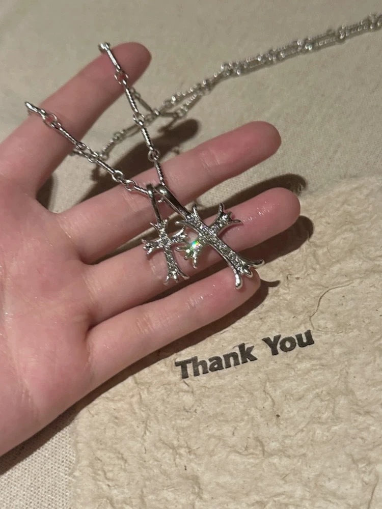 Damen Halskette mit funkelndem Kreuzanhänger aus hochwertigem Metall Shop Nory
