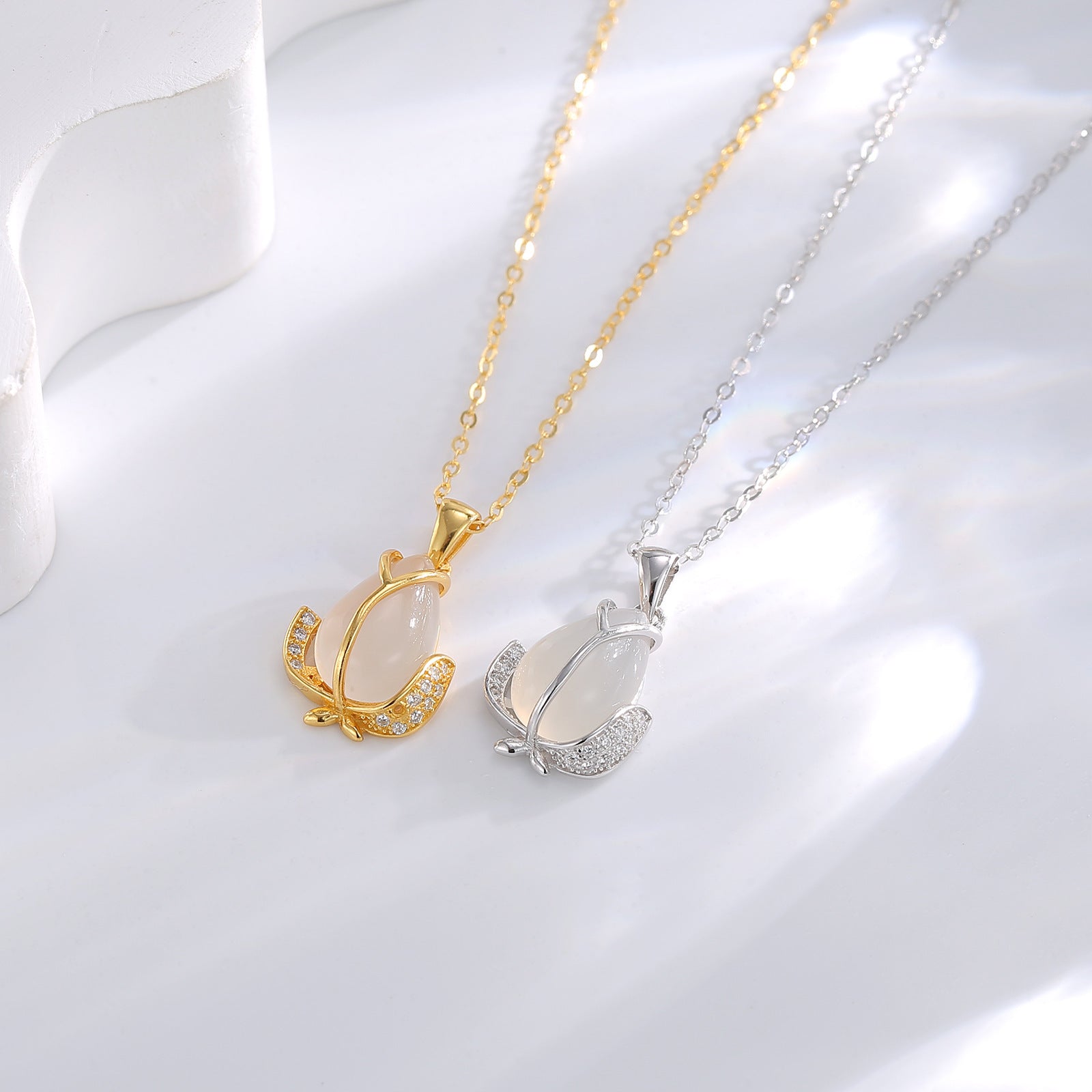 Damen Halskette mit elegantem Blumenanhänger aus Halbedelstein und funkelnden Zirkonia Shop Nory