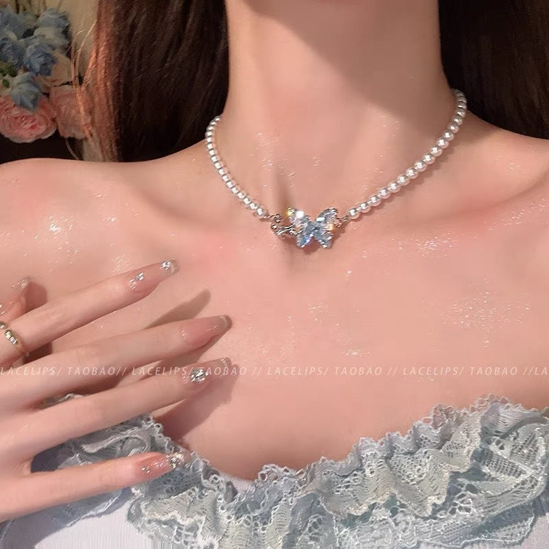 Damen Halskette mit eleganten Perlen und funkelndem Schmetterlingsanhänger Shop Nory
