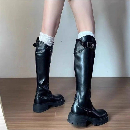 Damen kniehohe klobige Plateau-Bikerstiefel mit Nieten und Schnallenriemen Shop Nory