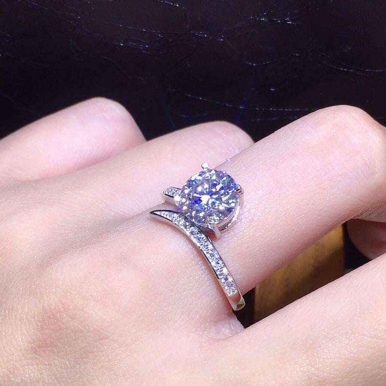 Damen Solitär-Ring mit elegantem Design und funkelndem Zirkonia Shop Nory